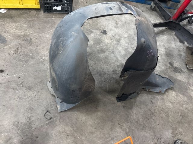 bontott VW GOLF V Bal első Dobbetét (Kerékjárati, Műanyag)