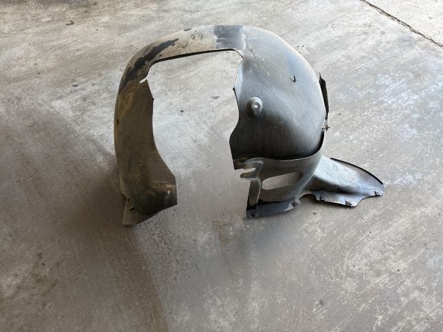 bontott VW GOLF V Bal első Dobbetét (Kerékjárati, Műanyag)