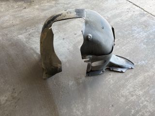 bontott VW GOLF V Bal első Dobbetét (Kerékjárati, Műanyag)