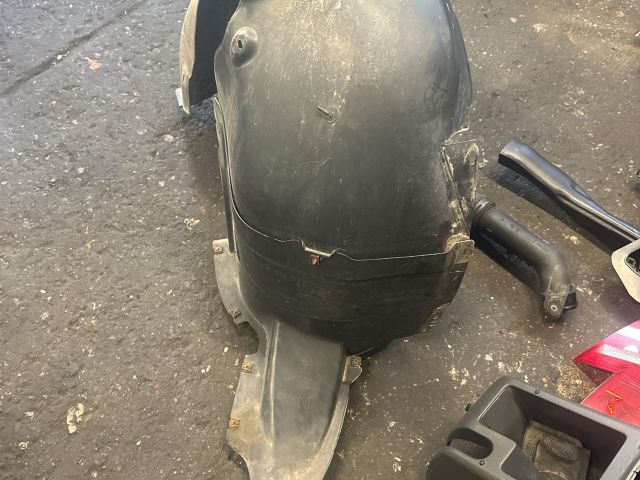 bontott VW GOLF V Bal első Dobbetét (Kerékjárati, Műanyag)