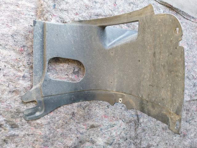 bontott VW GOLF V Bal első Dobbetét (Kerékjárati, Műanyag)