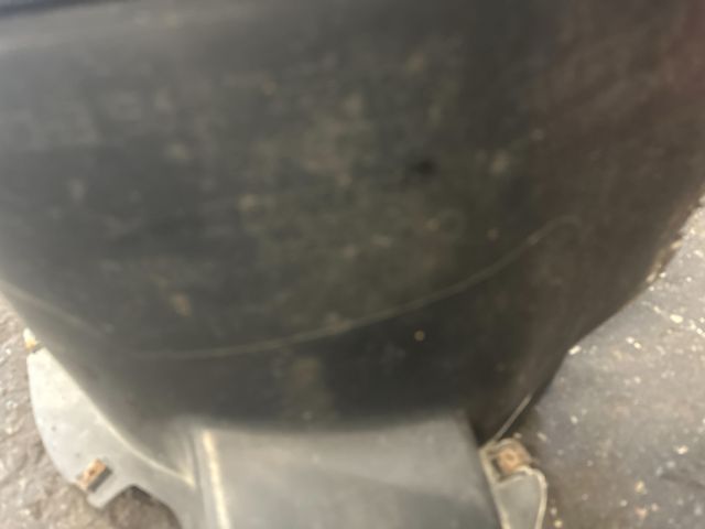 bontott VW GOLF V Bal első Dobbetét (Kerékjárati, Műanyag)