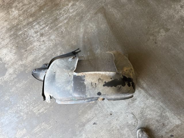 bontott VW GOLF V Bal első Dobbetét (Kerékjárati, Műanyag)