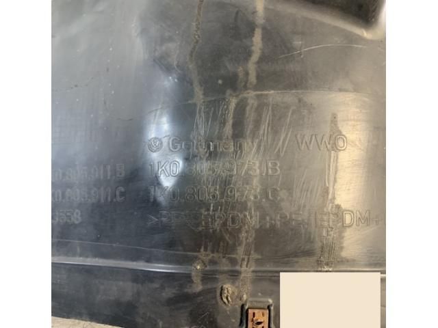 bontott VW GOLF V Bal első Dobbetét (Kerékjárati, Műanyag)