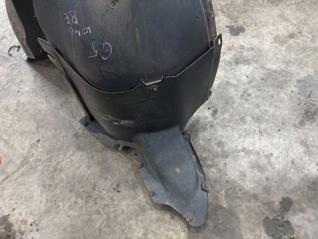 bontott VW GOLF V Bal első Dobbetét (Kerékjárati, Műanyag)