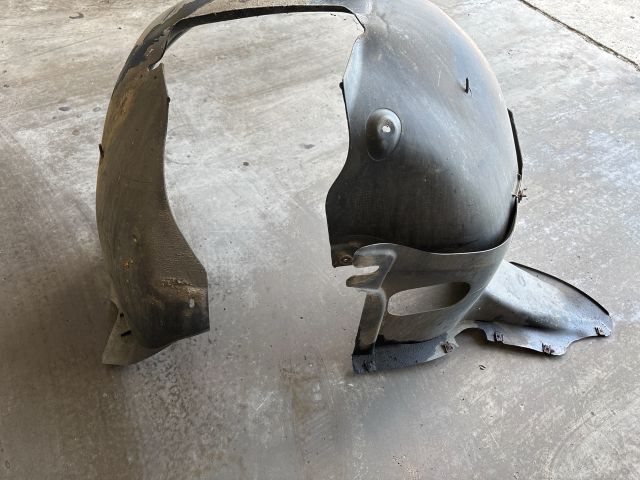 bontott VW GOLF V Bal első Dobbetét (Kerékjárati, Műanyag)