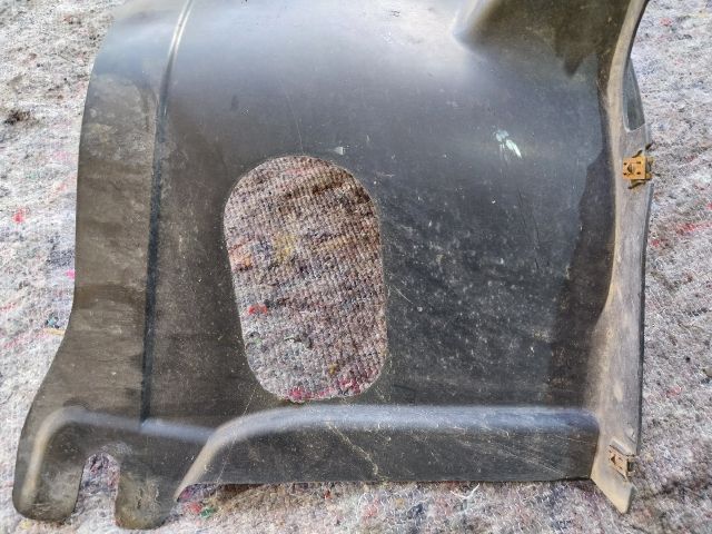 bontott VW GOLF V Bal első Dobbetét (Kerékjárati, Műanyag)