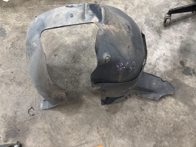 bontott VW GOLF V Bal első Dobbetét (Kerékjárati, Műanyag)