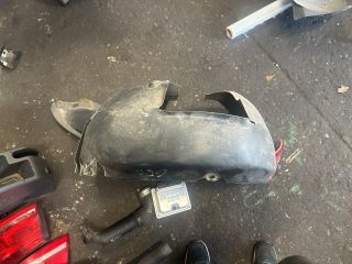 bontott VW GOLF V Bal első Dobbetét (Kerékjárati, Műanyag)