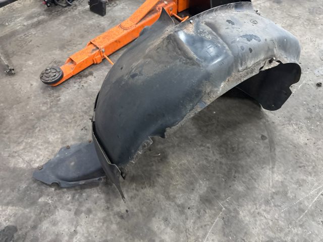 bontott VW GOLF V Bal első Dobbetét (Kerékjárati, Műanyag)