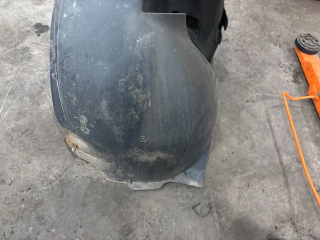 bontott VW GOLF V Bal első Dobbetét (Kerékjárati, Műanyag)