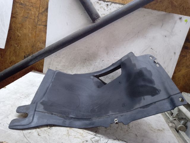 bontott VW GOLF V Bal első Első Dobbetét (Kerékjárati, Műanyag)