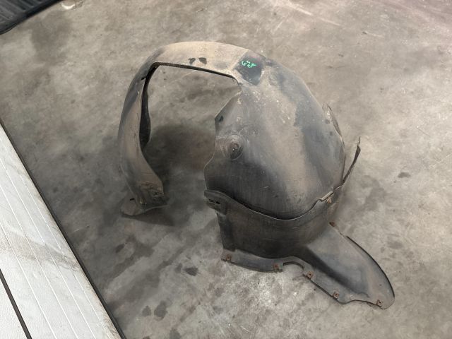 bontott VW GOLF V Bal első Első Dobbetét (Kerékjárati, Műanyag)