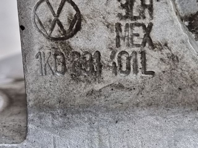 bontott VW GOLF V Bal első Felső Zsanér