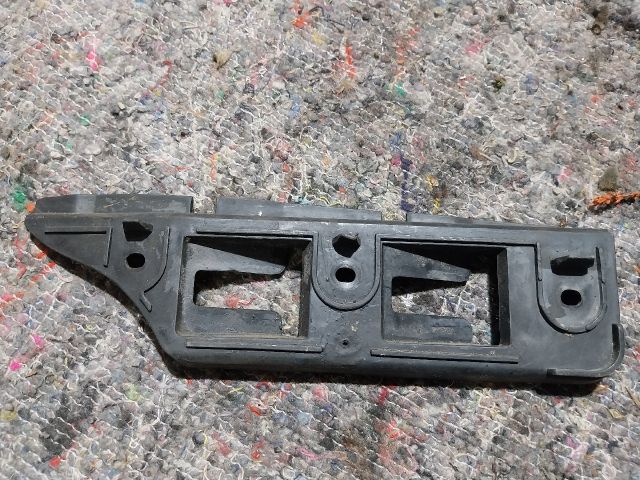 bontott VW GOLF V Bal első Lökhárító Tartó (Műanyag)