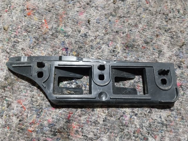 bontott VW GOLF V Bal első Lökhárító Tartó (Műanyag)