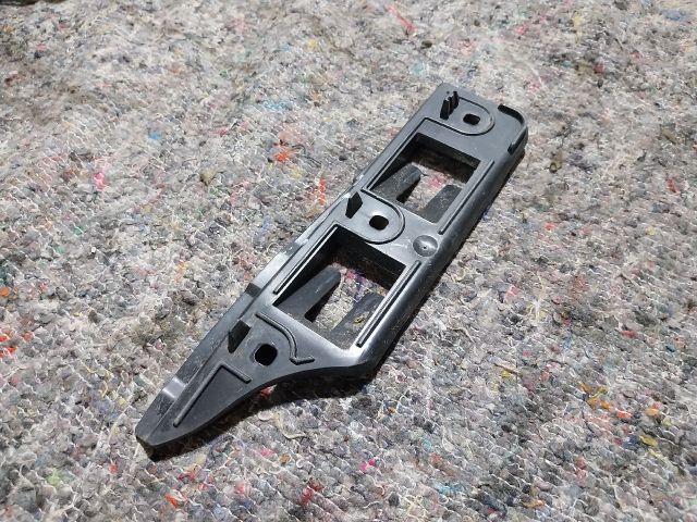 bontott VW GOLF V Bal első Lökhárító Tartó (Műanyag)