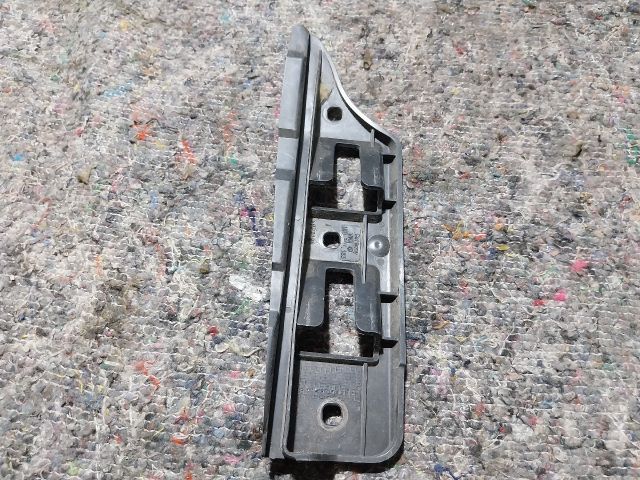 bontott VW GOLF V Bal első Lökhárító Tartó (Műanyag)