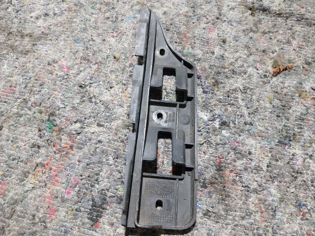 bontott VW GOLF V Bal első Lökhárító Tartó (Műanyag)