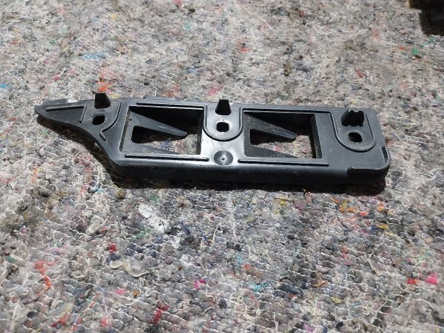 bontott VW GOLF V Bal első Lökhárító Tartó (Műanyag)