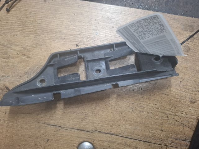 bontott VW GOLF V Bal első Lökhárító Tartó (Műanyag)