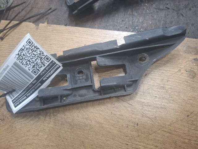 bontott VW GOLF V Bal első Lökhárító Tartó (Műanyag)