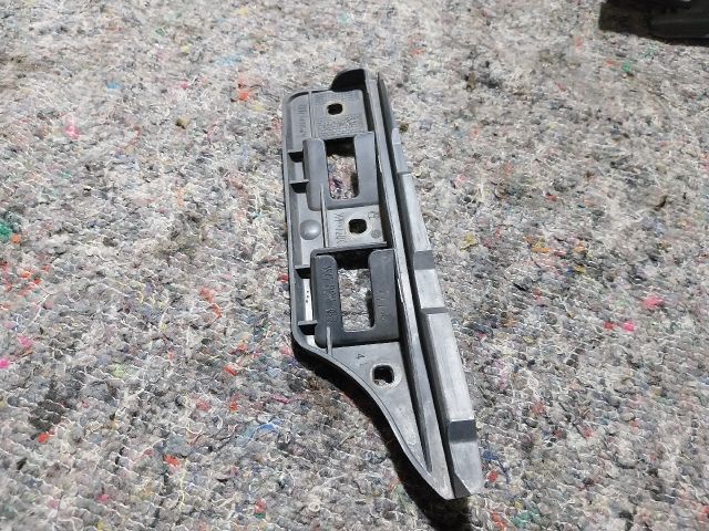 bontott VW GOLF V Bal első Lökhárító Tartó (Műanyag)