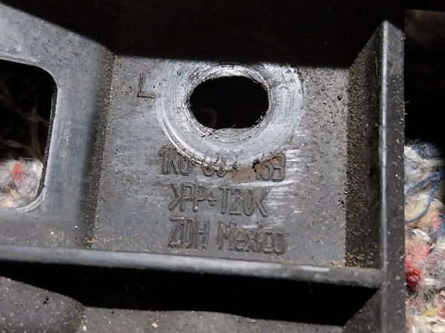 bontott VW GOLF V Bal első Lökhárító Tartó (Műanyag)