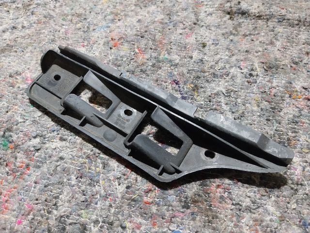 bontott VW GOLF V Bal első Lökhárító Tartó (Műanyag)