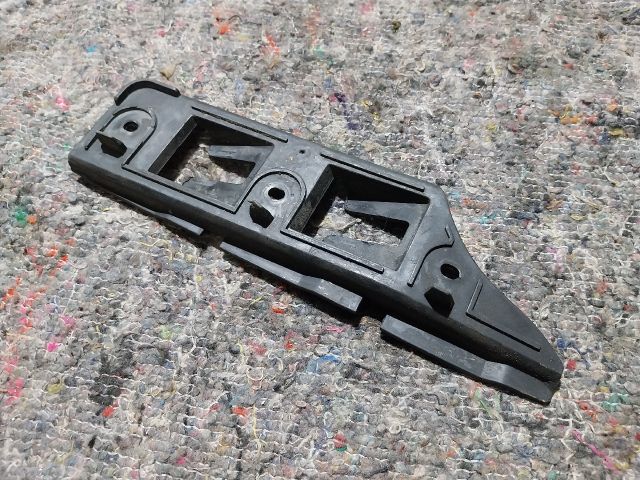 bontott VW GOLF V Bal első Lökhárító Tartó (Műanyag)