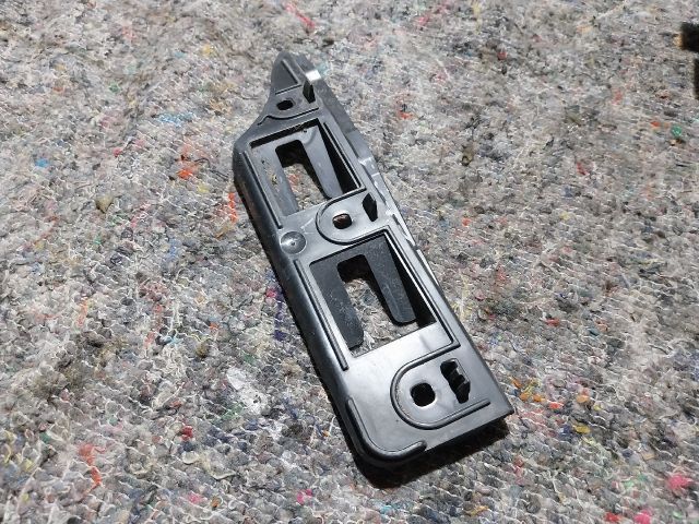 bontott VW GOLF V Bal első Lökhárító Tartó (Műanyag)