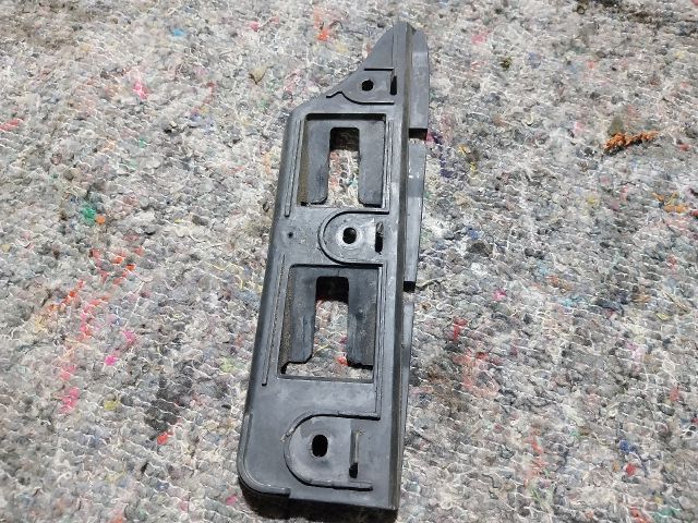 bontott VW GOLF V Bal első Lökhárító Tartó (Műanyag)