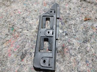 bontott VW GOLF V Bal első Lökhárító Tartó (Műanyag)