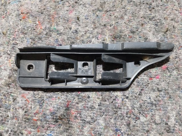 bontott VW GOLF V Bal első Lökhárító Tartó (Műanyag)