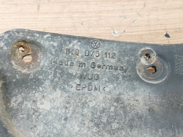 bontott VW GOLF V Bal első Sárvédő Gumi