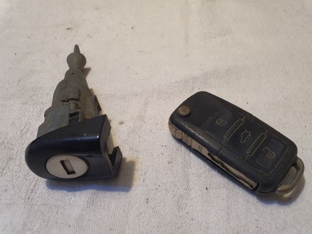 bontott VW GOLF V Bal első Zárbetét