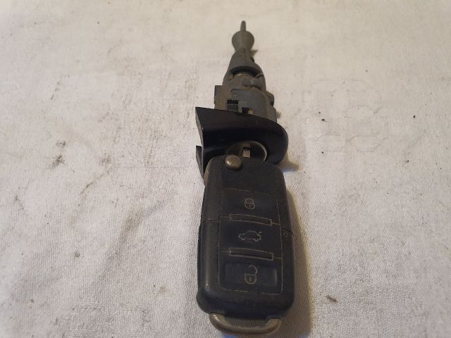 bontott VW GOLF V Bal első Zárbetét