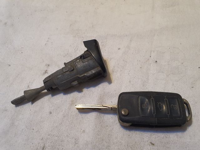 bontott VW GOLF V Bal első Zárbetét