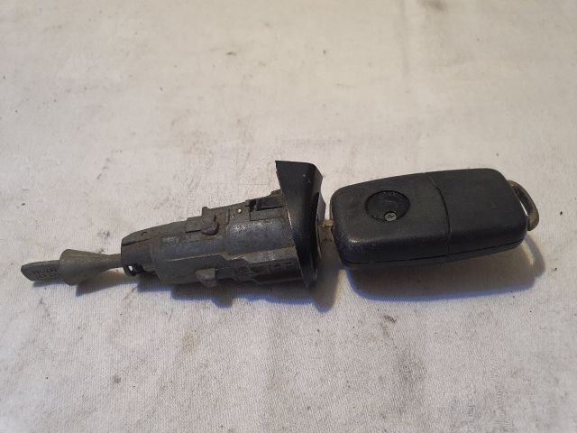 bontott VW GOLF V Bal első Zárbetét