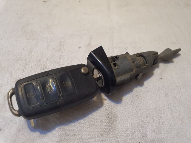 bontott VW GOLF V Bal első Zárbetét