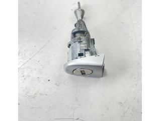 bontott VW GOLF V Bal első Zárbetét