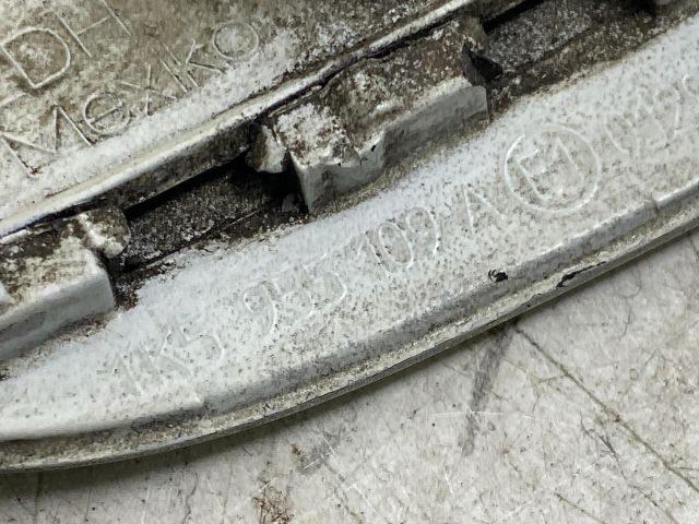 bontott VW GOLF V Bal Fényszórómosó Fedél