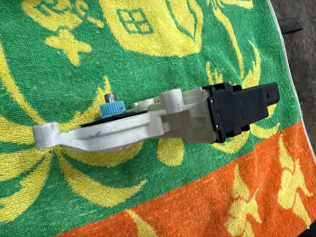 bontott VW GOLF V Bal hátsó Ablakemelő Motor