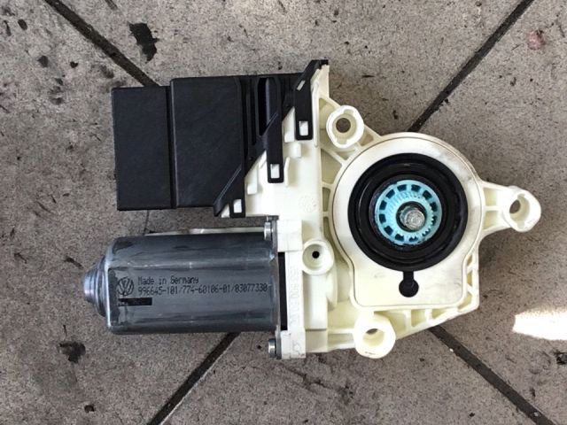 bontott VW GOLF V Bal hátsó Ablakemelő Motor