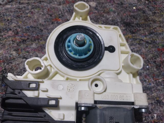 bontott VW GOLF V Bal hátsó Ablakemelő Motor