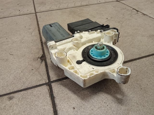 bontott VW GOLF V Bal hátsó Ablakemelő Motor