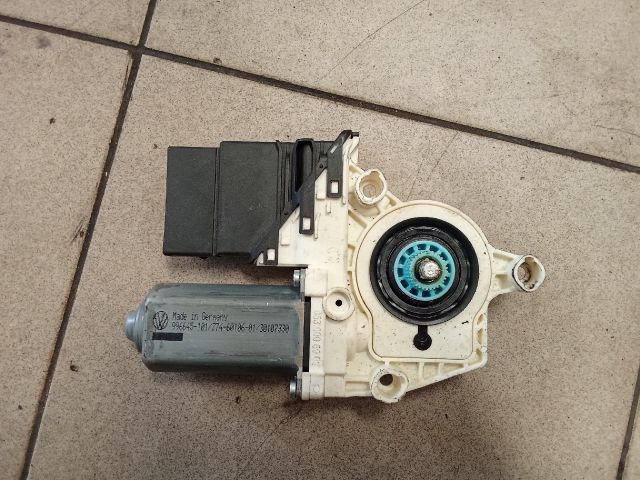 bontott VW GOLF V Bal hátsó Ablakemelő Motor