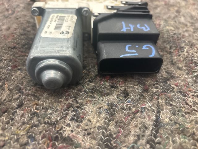 bontott VW GOLF V Bal hátsó Ablakemelő Motor