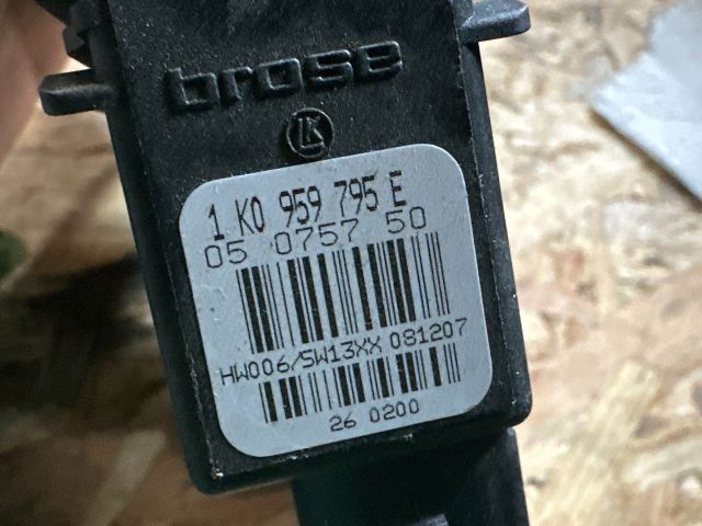 bontott VW GOLF V Bal hátsó Ablakemelő Motor