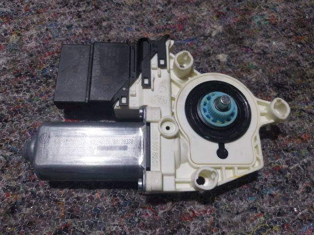 bontott VW GOLF V Bal hátsó Ablakemelő Motor